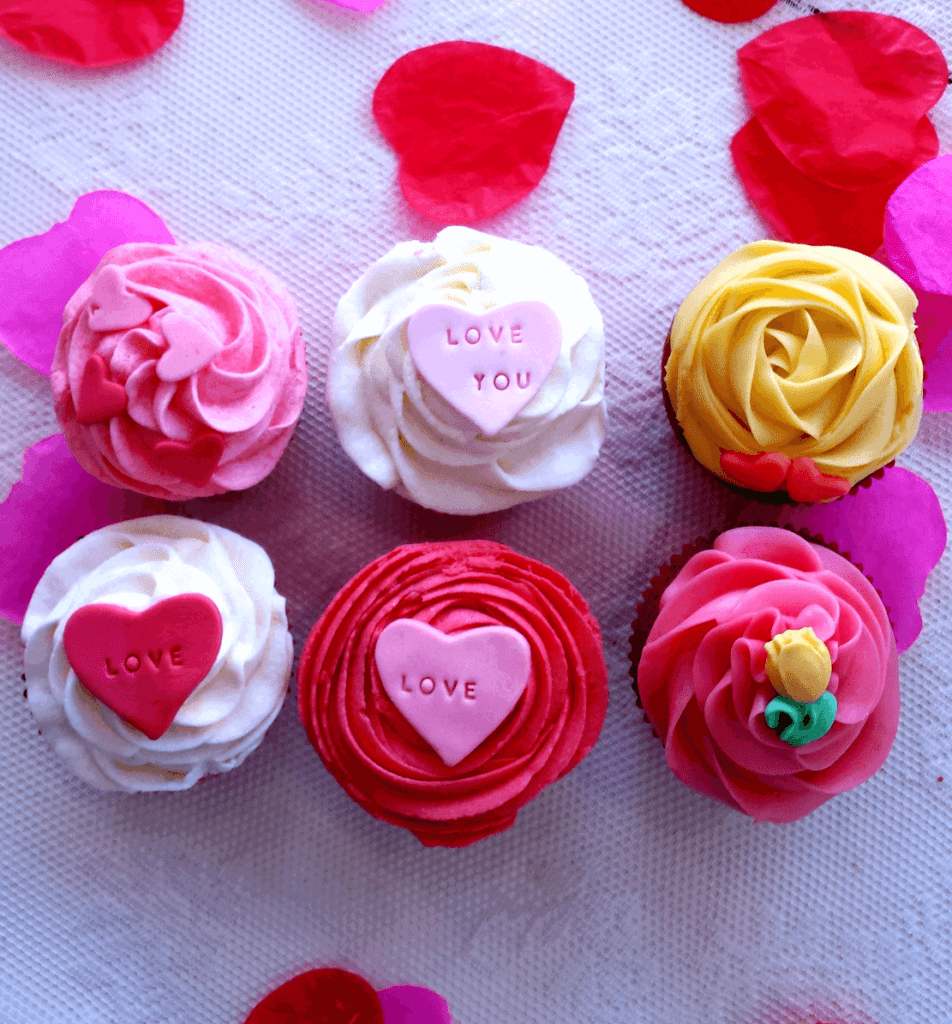 Cupcake's in verschillende kleuren en verschillende decoratie