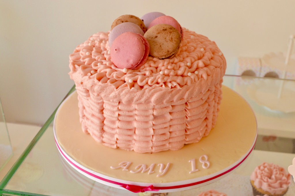 Buttercream-ruffles-macaron-cake-roze, roze-taart-macarons-redvelvet