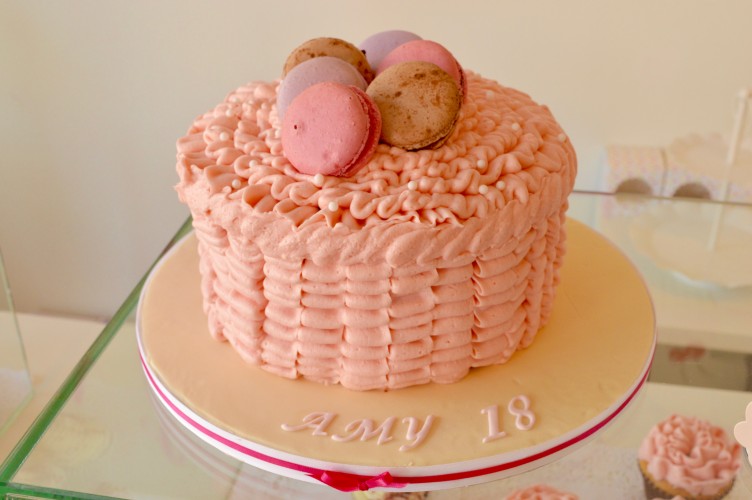 Buttercream-ruffles-macaron-cake-roze, roze-taart-macarons-redvelvet