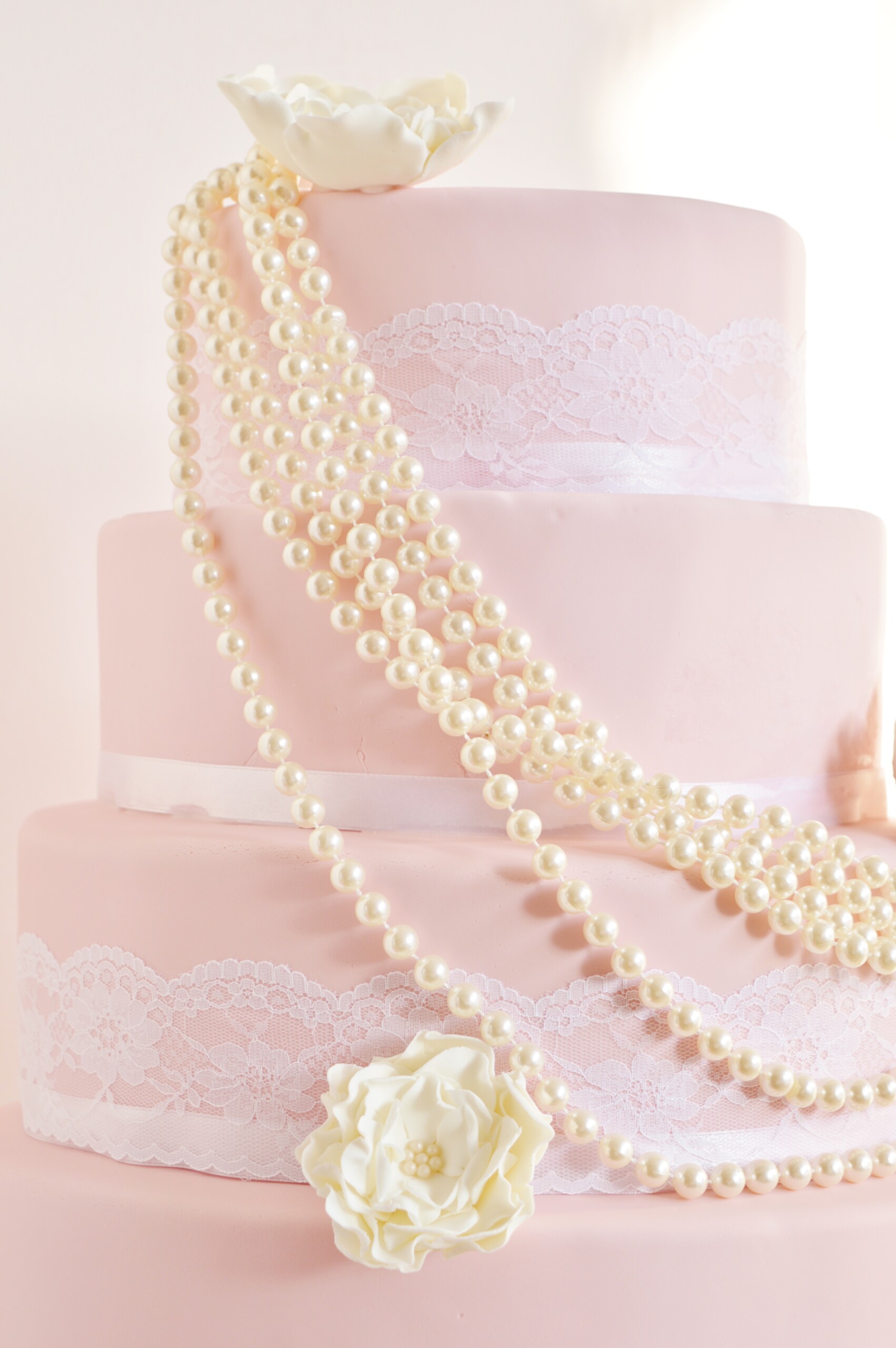 wedding cake pearls & lace order Den Haag, Roze trouwentaart