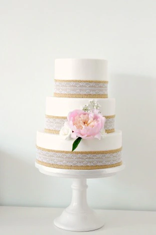 drie-laag-witte-taart-jutte-lint-en-verse-bloemen-trouwtaart