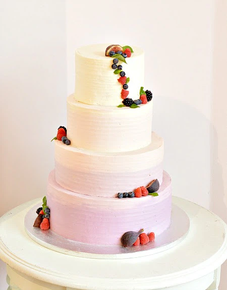 Ombre-paars-fruit-bruiloft-taart, ombre-purple-buttercream-cake