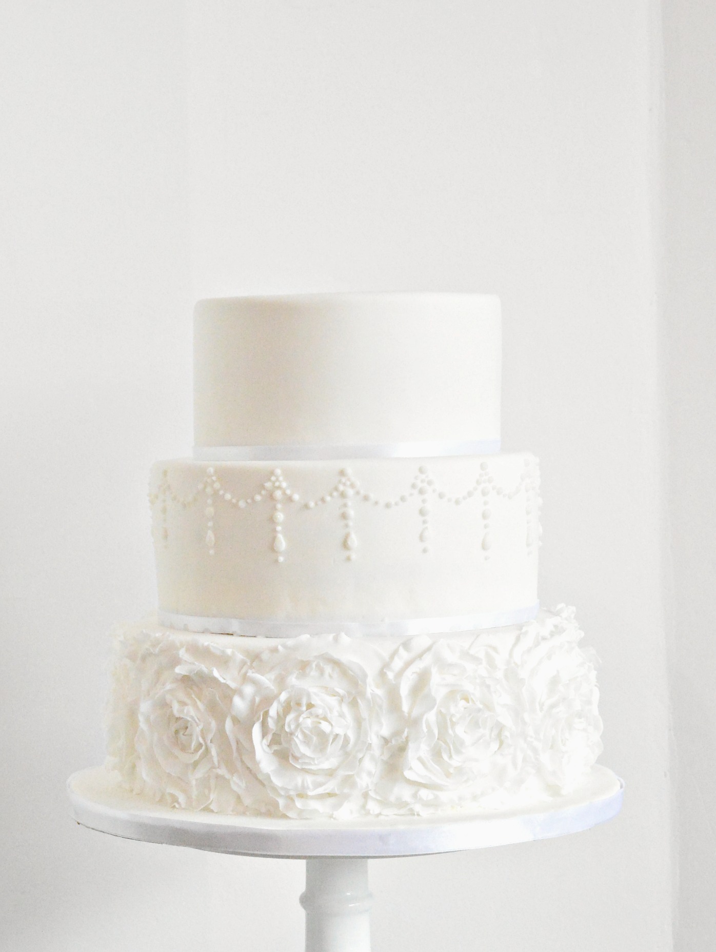 Ruffle-whitte-wedding-cake