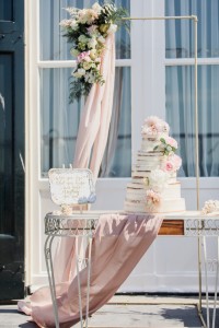 boho-style-semi-naked-bruidstaart-met-verse-bloemen-licht-roze
