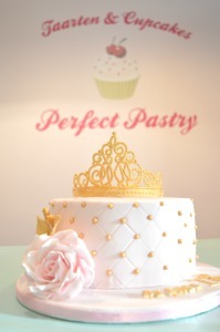 Babyshower-taart-bestellen-den-haag, roze-roos-goud-crown-taart, verjaardag-taart-roze-gouden-kroon