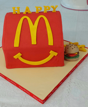 Een verjaardagstaart in de vorm van een Mc Donalds Happy Meal