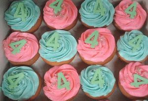 Blauw en roze cupcake's met glitter