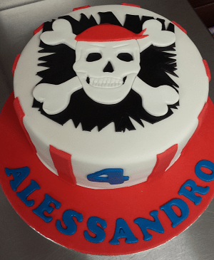 Witte verjaardagstaart met piraten doodshoofd