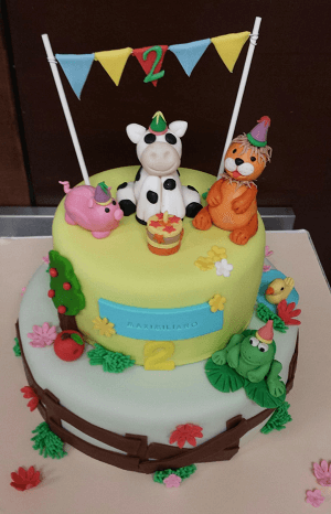 Baby dieren vieren feest op verjaardagstaart