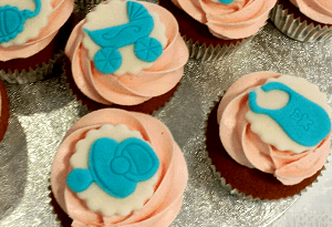 Babyshower cupcake's met blauwe icoontjes