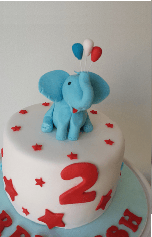 Blauwe olifant op verjaardagstaart