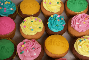 Gekleurde "disco" cupcake's