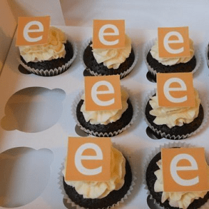 Chocolade cupcake's met bedrijfslogo