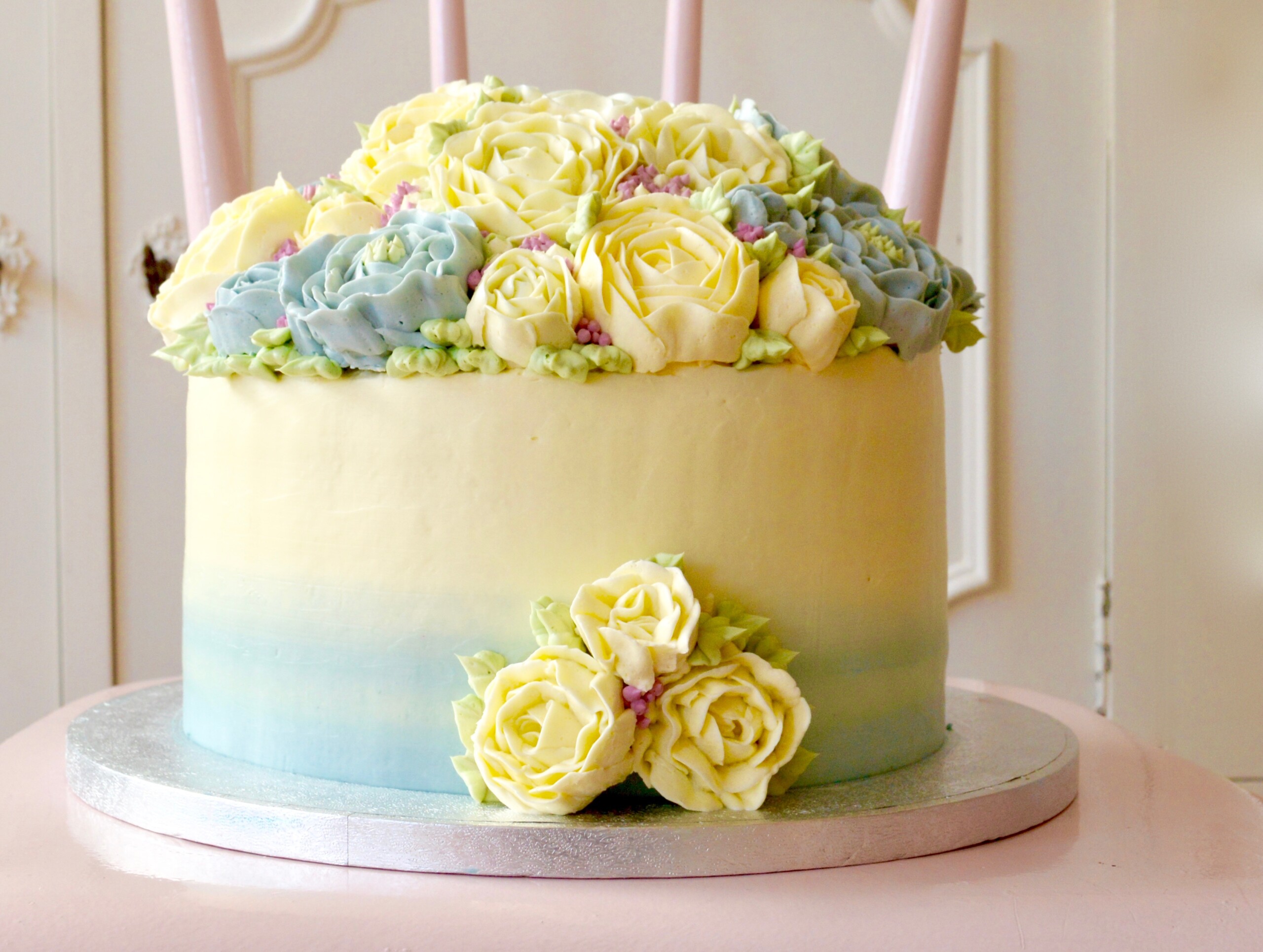 buttercream flowers, ombre wedding cake, colors , serenity, oud roze