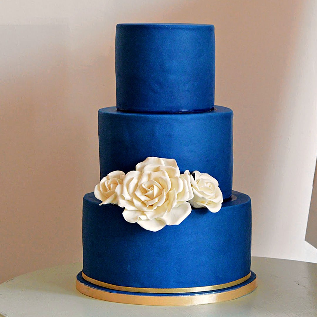 Bruidstaart-blauw-met-witte-rozen