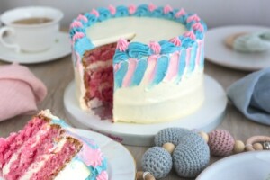 Gender-reveal-roze-binnenkant-taart