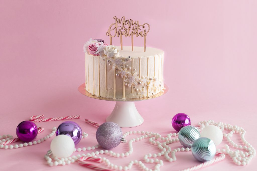 snowflakes-buttercream-flowers-xmas-cake