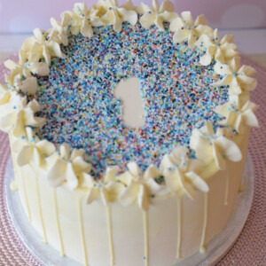 1ste-verjaardag-jongens-taart-blauw-spikkels