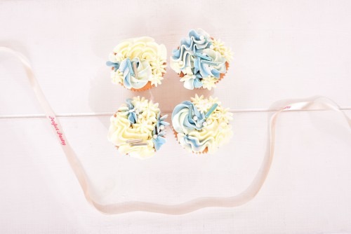 blauw-en-witte-botercreme-cupcakes-met-blauw-decoraties-baby-shower-jongen