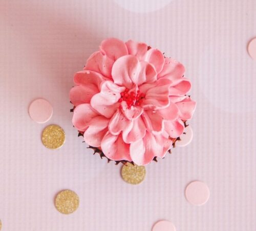 raspberry-flower-design-cupcakes