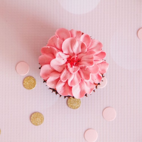 raspberry-flower-design-cupcakes
