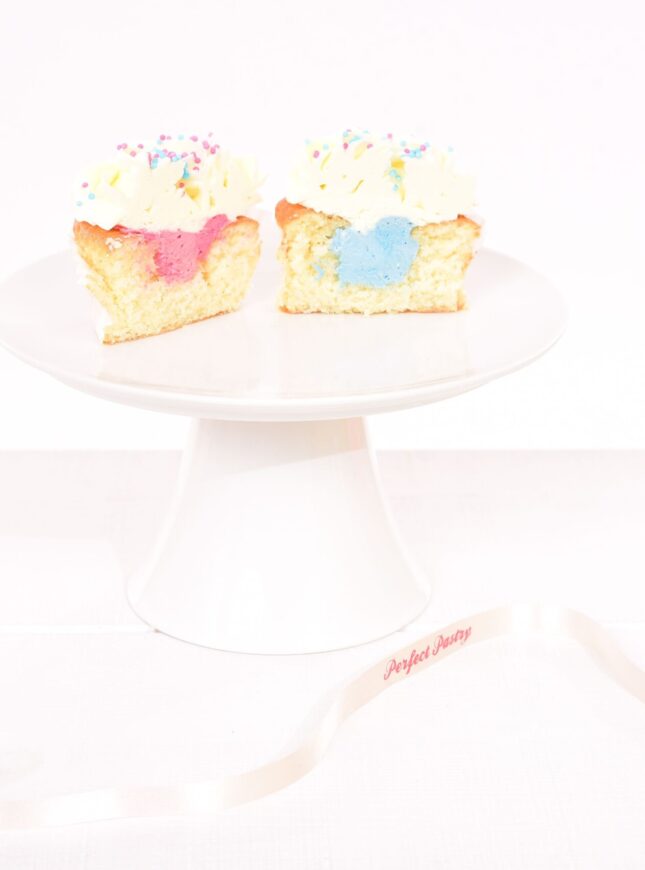 gender-reveal-cupcakes gender-reveal-cupcakes-met-roze-en-blauw-vulling