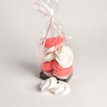 meringue-wit-en-roze-in-een-zakje