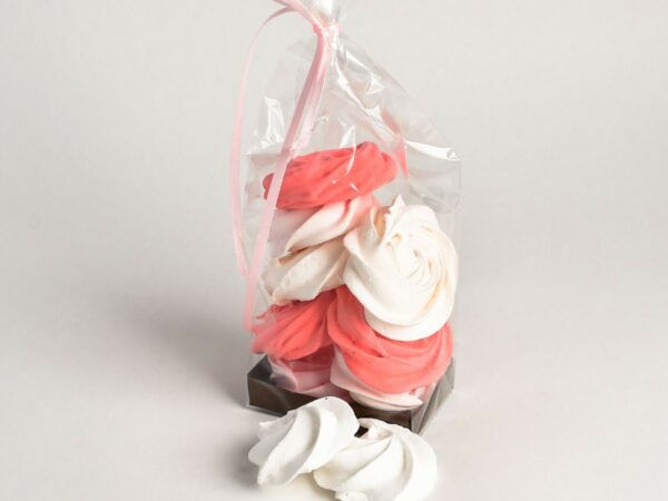 meringue-wit-en-roze-in-een-zakje