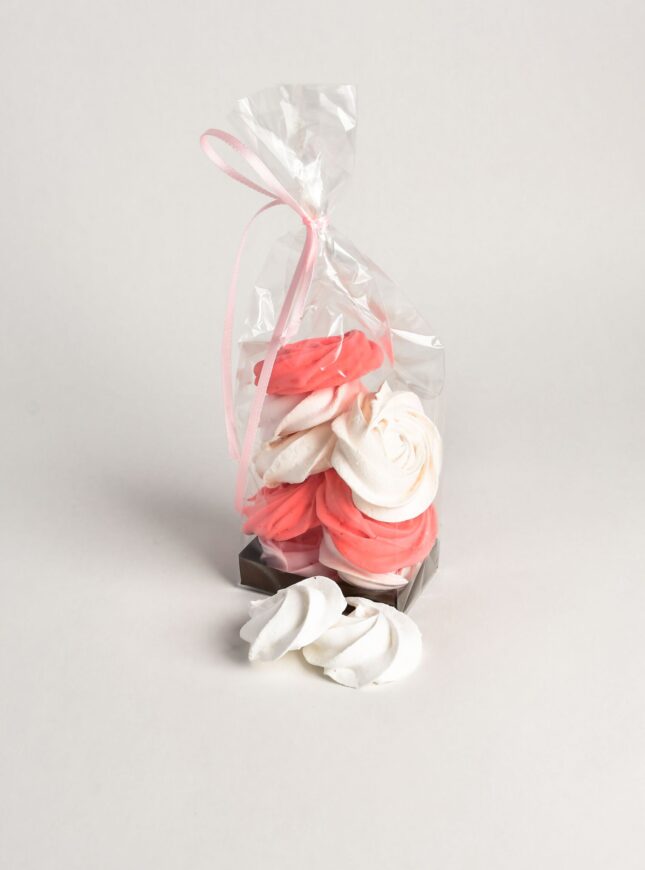 meringue-wit-en-roze-in-een-zakje
