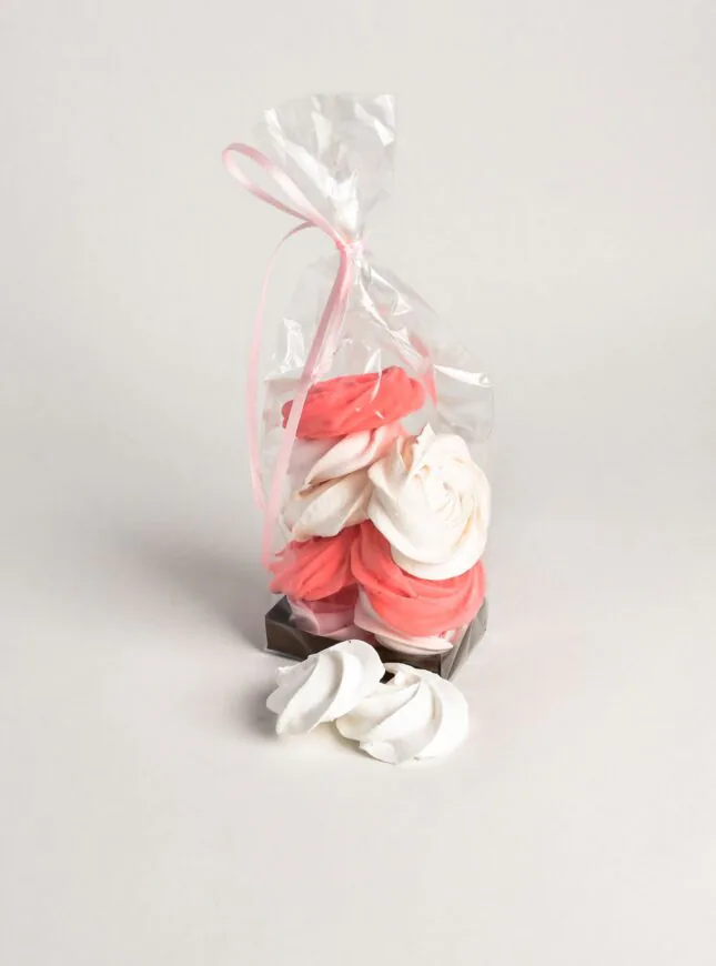 meringue-wit-en-roze-in-een-zakje