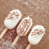 cakesicles-cake-pops-witte-chocolade-sprinkles-sneuwman-goud