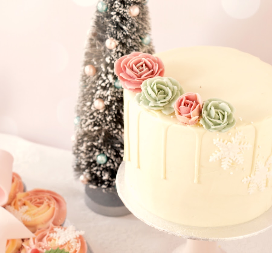 witte-kerst-drip-taart-met-roze-en-mint-groen-bloemen