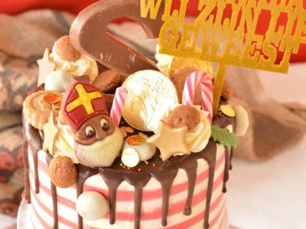 sinterklaas-taart-veel-snoepjes-grote-letter-s-rood-wit-taart