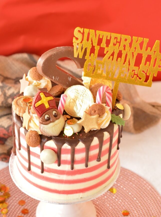 Sinterklaas taart sinterklaas-taart-veel-snoepjes-grote-letter-s-rood-wit-taart