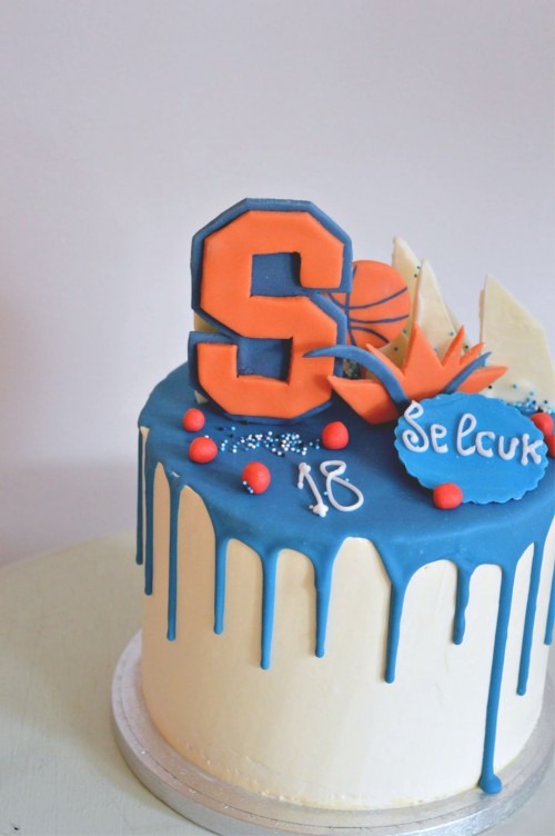 basketball-witte-taart-blauw-drips-grote-letter-snoep