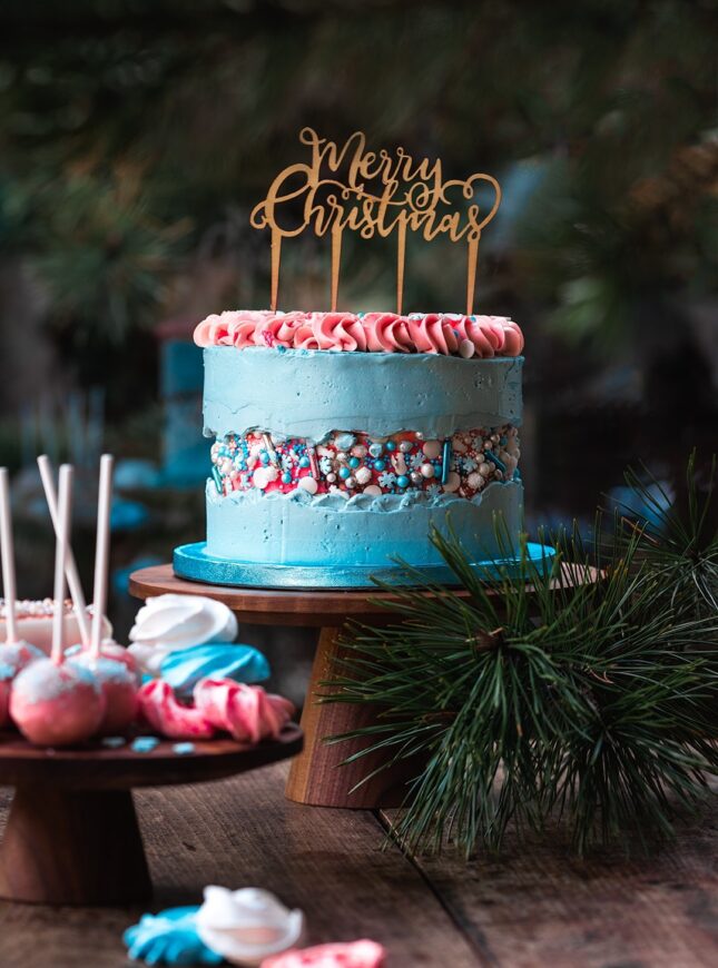 Christmas cake xmas-turqoise-roze-fault-line-taart-met-taart-topper