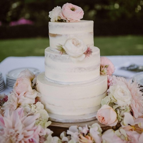 pastel-zacht-3-laag-bruidstaart-peonies-roze