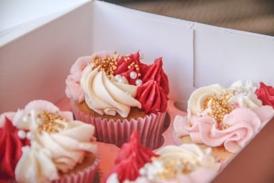 cupcakes-rood-wit-roze-goud-spikels