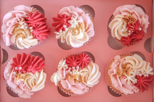 cupcakes-roze-wit-donker-roze-doos