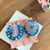 thuis-cupcakes-maken-doos-blauw-met-roze-cupcakes-kaars