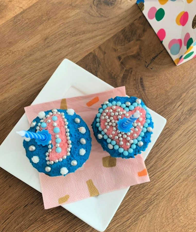 thuis-cupcakes-maken-doos-blauw-met-roze-cupcakes-kaars