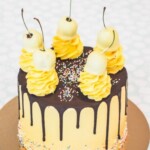 Geel-chocolade-drips-met-kersen-op-de-top