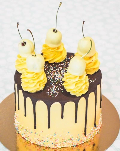 Geel-chocolade-drips-kersen-taart Geel-chocolade-drips-met-kersen-op-de-top
