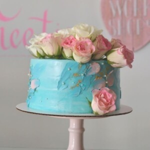 moederdag-blauw-taart-roze-bloemen