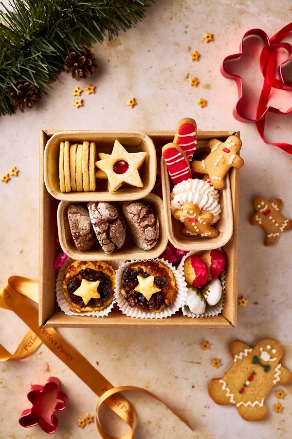 kerst-koekjes-doos-mincemeatpie-chocolade-crinkles-gingerbreadman-vanilla-koekjes-meringuekisses