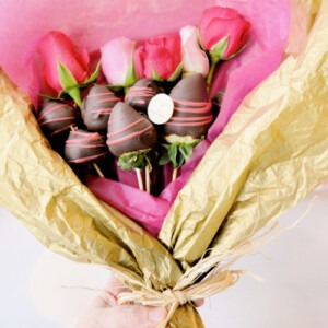 aardbeien-met-chocolade-en-roze-boeket
