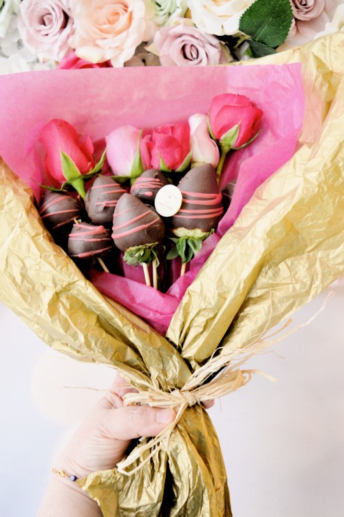 aardbeien-met-chocolade-en-roze-boeket