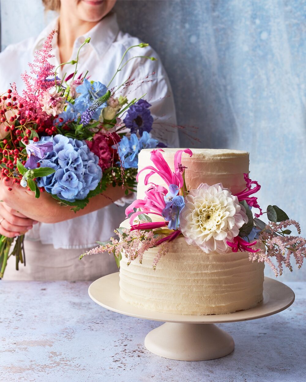 witte taart met bloemen en bloemen boeket
