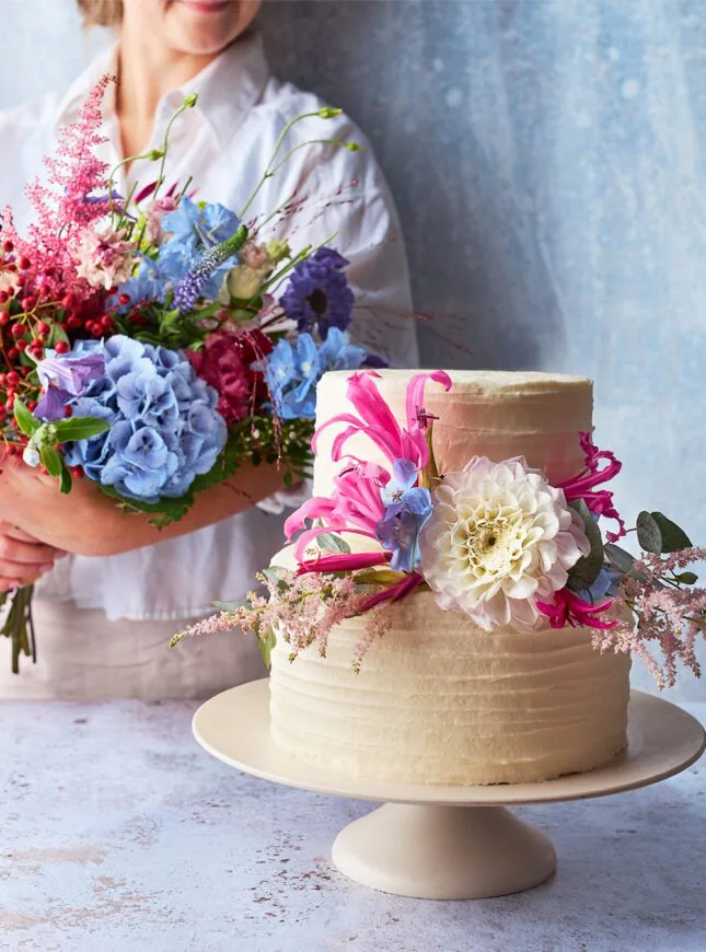 Kamile Kave - Perfect Pastry - Wedding cake and flowers witte taart met bloemen en bloemen boeket