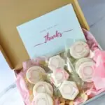 koekjes-met-de-logo-in-brievenbus-post-pakket